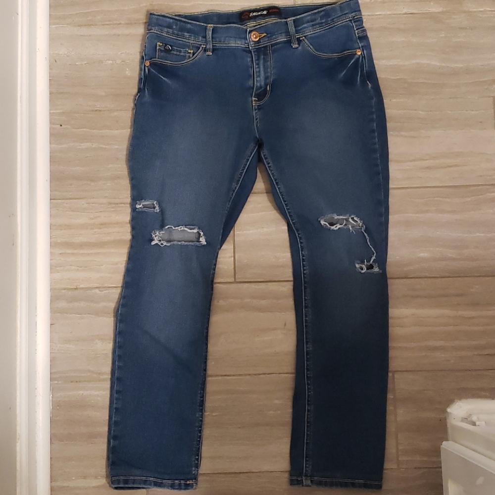 Distressed skinny jeans